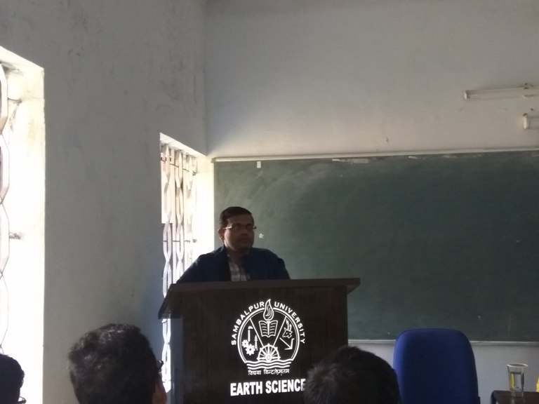 Dr. Ashutosh Tripathy, Superintendent Geologist, GSI, delivering an extramural lecture